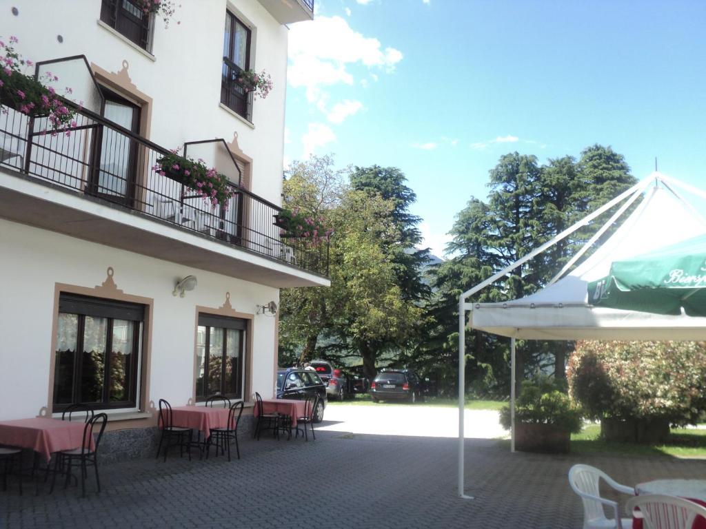 Albergo Del Cacciatore Cremeno Exterior photo